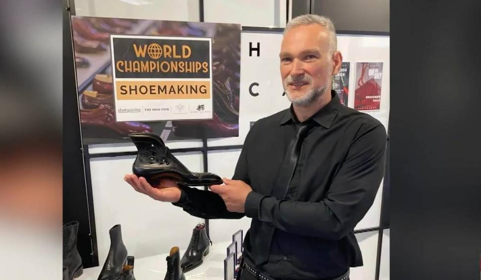 El este designerul român care a cucerit lumea cu pantoful perfect | Preţul materialelor e mai mare decât un city break la Paris, cu trei nopţi de cazare 840660