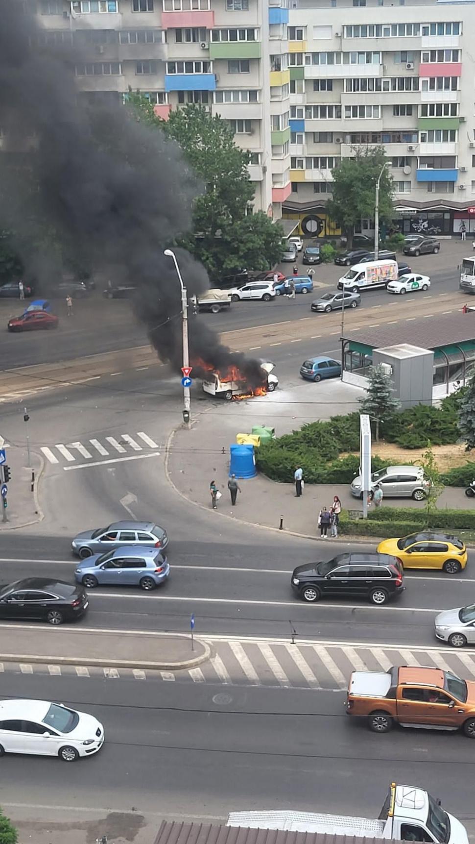 Incendiu pe Calea Griviței. O dubă a luat foc într-o intersecție din București 840688