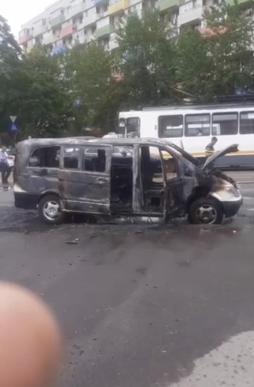 Incendiu pe Calea Griviței. O dubă a luat foc într-o intersecție din București 840690