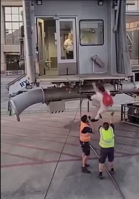 Panică la un aeroport, după ce un pasager, care a ratat îmbarcarea, a căzut pe pistă încercând să ajungă la avion, în Spania 840766