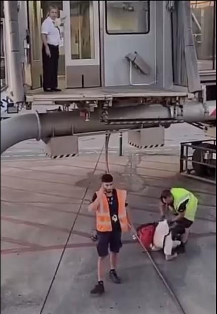 Panică la un aeroport, după ce un pasager, care a ratat îmbarcarea, a căzut pe pistă încercând să ajungă la avion, în Spania 840767