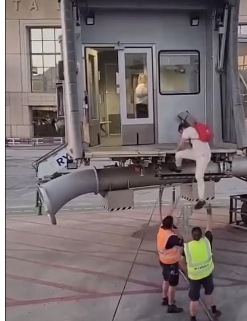 Panică la un aeroport, după ce un pasager, care a ratat îmbarcarea, a căzut pe pistă încercând să ajungă la avion, în Spania 840768