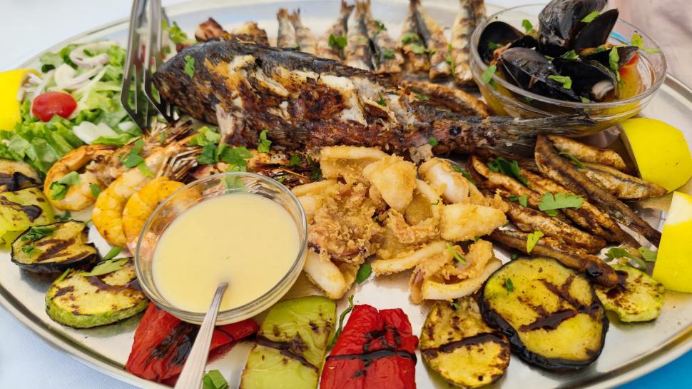 Cât costă acum un prânz copios în Grecia. Un român aflat în Thassos a dezvăluit preţurile 840782