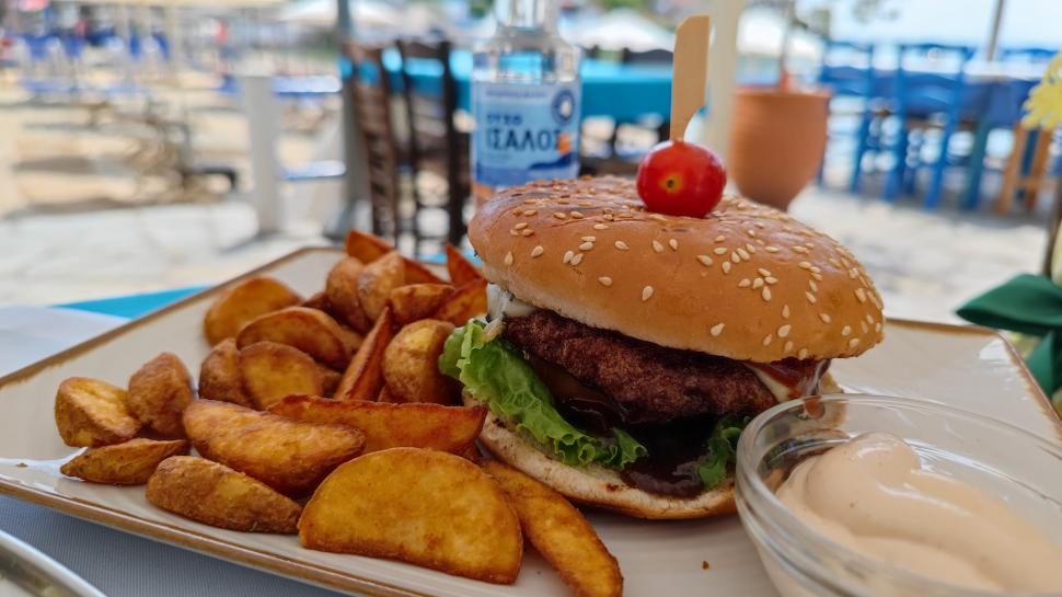 Cât costă acum un prânz copios în Grecia. Un român aflat în Thassos a dezvăluit preţurile 840783