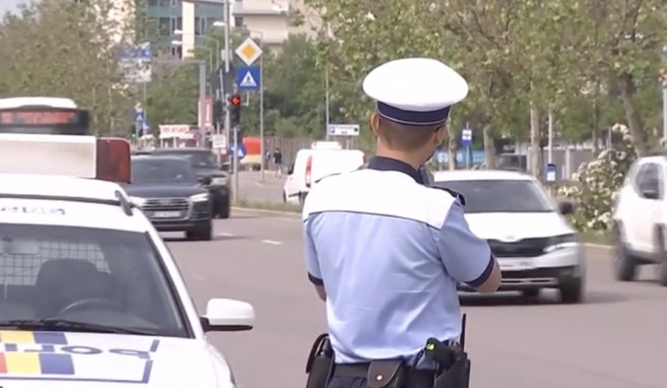 Un şofer beat a căzut cu maşina în Dâmboviţa, pe Splaiul Independenţei