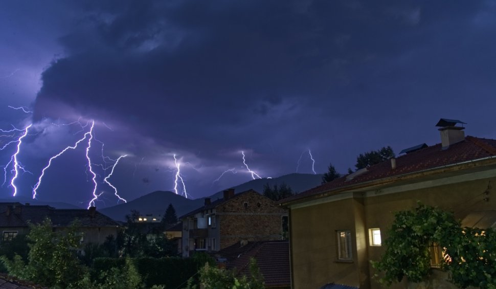 Avertizare meteo! Cod galben de ploi și vijelii în București și trei județe din țară