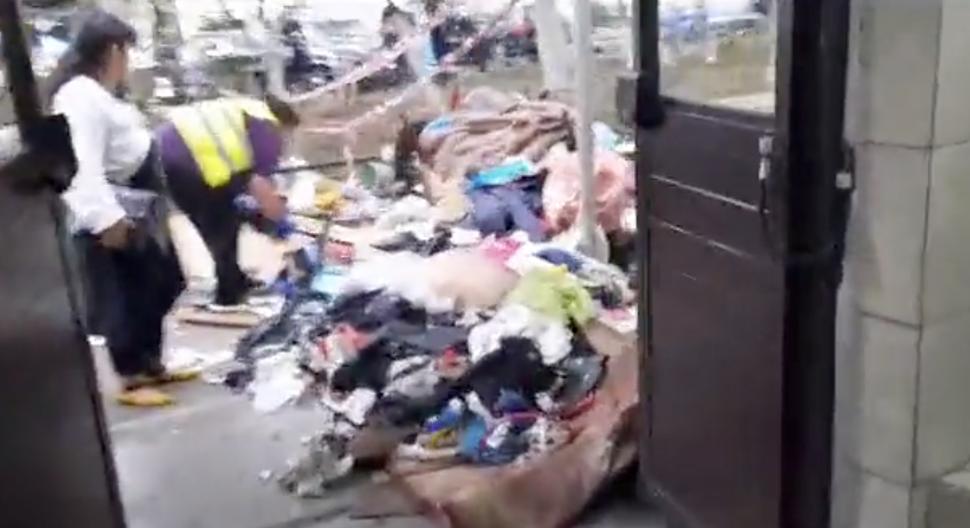 Cadavre de câini și munți de gunoaie, găsite în apartamentul unei femei din București | ”A fost văzută săpând o groapă lângă bloc” 840875