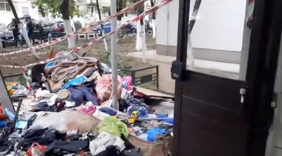 Cadavre de câini și munți de gunoaie, găsite în apartamentul unei femei din București | ”A fost văzută săpând o groapă lângă bloc” 840876