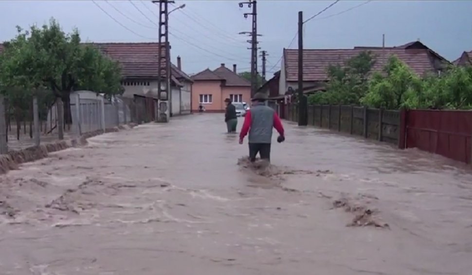 Guvernul a aprobat ajutoare de urgență pentru locuitorii dintr-un sat din județul Alba, afectați de inundații. Lista produselor