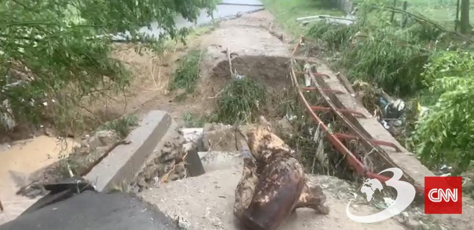 Fenomenele extreme fac prăpăd: Un pod s-a surpat din cauza ploilor puternice și a inundațiilor, în Dolj 840854