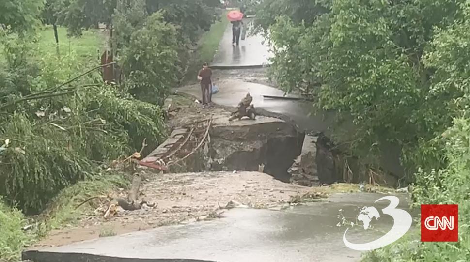 Fenomenele extreme fac prăpăd: Un pod s-a surpat din cauza ploilor puternice și a inundațiilor, în Dolj 840855