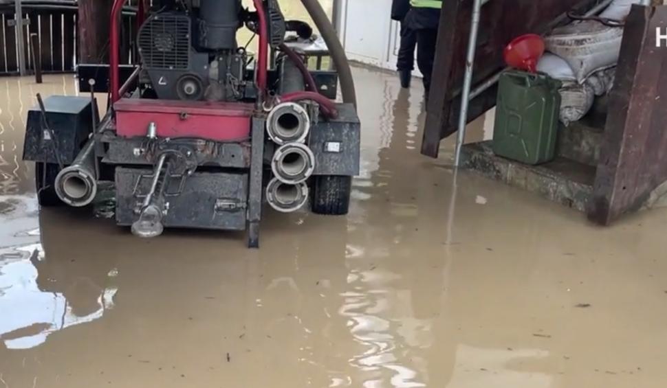  ”Nu mai am nimic, am rămas sub cerul liber” Oamenii din județele afectate de inundații sunt disperați, după ce apele i-au lăsat fără case 840812