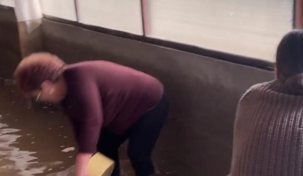  ”Nu mai am nimic, am rămas sub cerul liber” Oamenii din județele afectate de inundații sunt disperați, după ce apele i-au lăsat fără case 840813