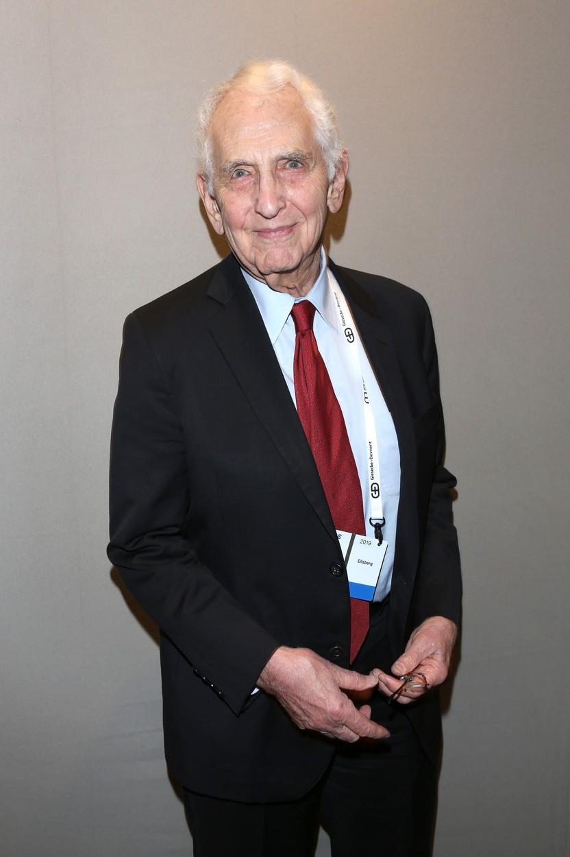 A murit Daniel Ellsberg, omul care a dezvăluit secretele Pentagonului 840844
