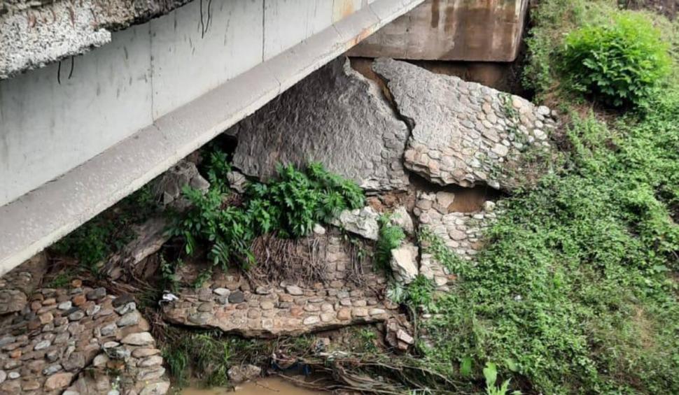 Restricții de viteză pe un pod care pare că se dărâmă, în Gorj. Specialiștii susțin că structura nu este afectată 840902