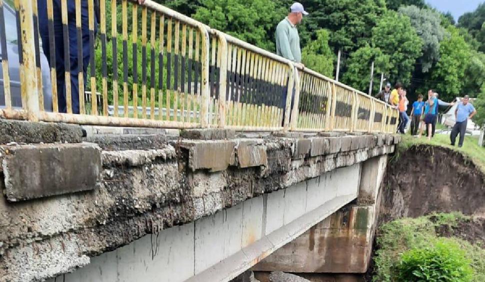 Restricții de viteză pe un pod care pare că se dărâmă, în Gorj. Specialiștii susțin că structura nu este afectată 840903