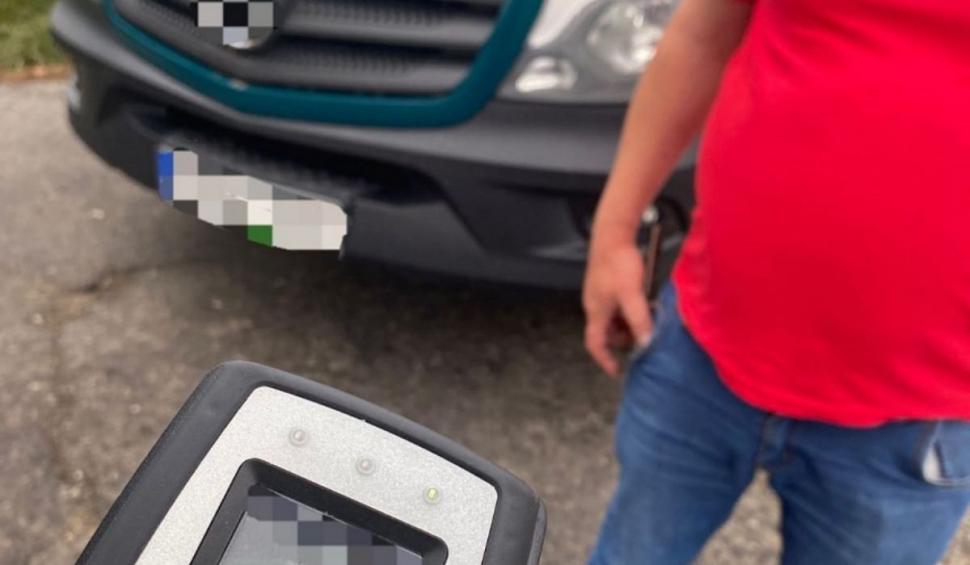 Șoferul unui microbuz care transporta copii a fost prins băut la volan, în Vaslui. Ce alcoolemie avea 840839