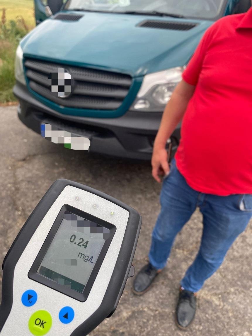 Șoferul unui microbuz care transporta copii a fost prins băut la volan, în Vaslui. Ce alcoolemie avea 840840