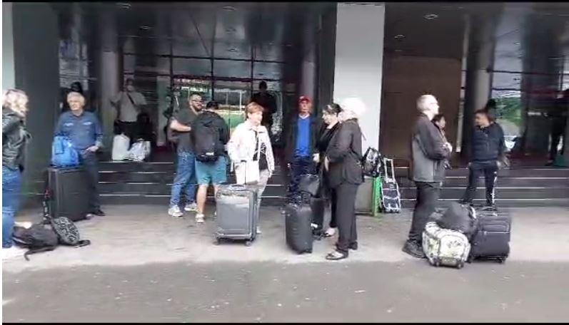 Tren blocat din cauza unui copac căzut pe șine în Gara Drobeta Mărfuri, localitatea Șimian. Pasagerii sunt preluați cu autocarele 840799