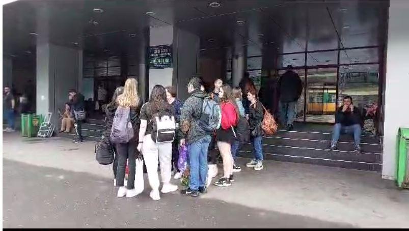 Tren blocat din cauza unui copac căzut pe șine în Gara Drobeta Mărfuri, localitatea Șimian. Pasagerii sunt preluați cu autocarele 840800