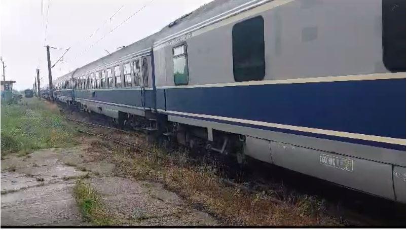 Tren blocat din cauza unui copac căzut pe șine în Gara Drobeta Mărfuri, localitatea Șimian. Pasagerii sunt preluați cu autocarele 840801
