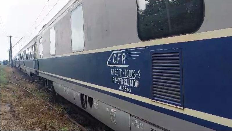 Tren blocat din cauza unui copac căzut pe șine în Gara Drobeta Mărfuri, localitatea Șimian. Pasagerii sunt preluați cu autocarele 840802