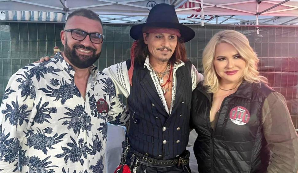Viorica și Ioniță din Clejani, cadou inedit pentru Johnny Depp, de ziua lui, la București. Actorul a fost cinstit cu mici, sarmale și pălincă 840919