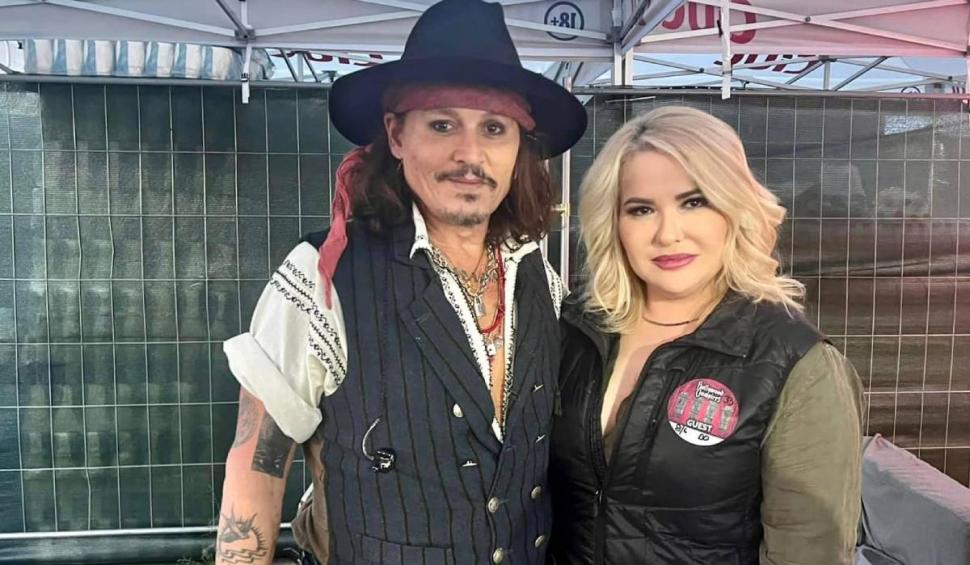 Viorica și Ioniță din Clejani, cadou inedit pentru Johnny Depp, de ziua lui, la București. Actorul a fost cinstit cu mici, sarmale și pălincă 840920