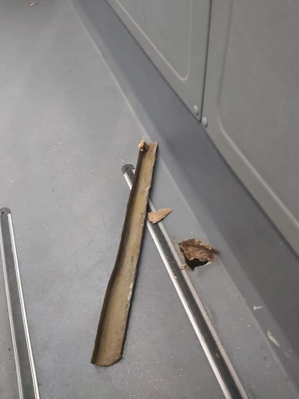 Călători în pericol! O bucată de șină de tramvai a străpuns podeaua unui autobuz din București 840966