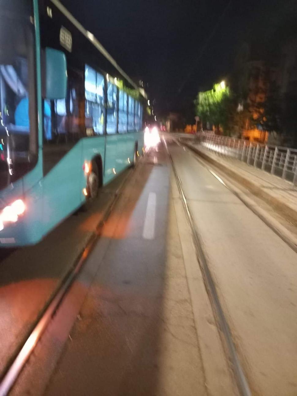 Călători în pericol! O bucată de șină de tramvai a străpuns podeaua unui autobuz din București 840967