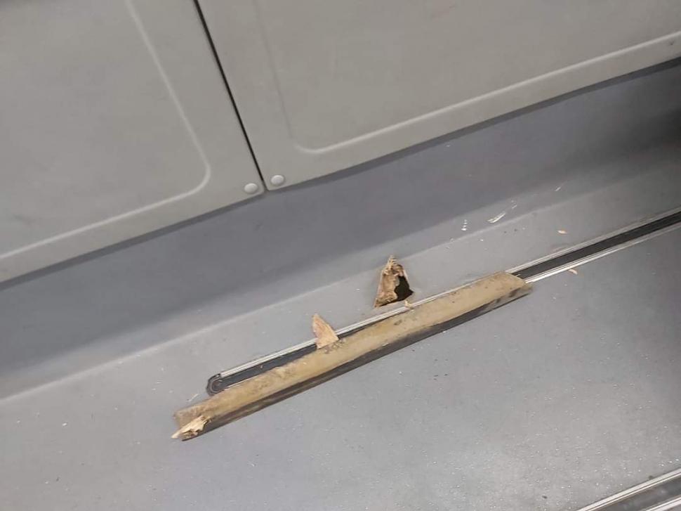 Călători în pericol! O bucată de șină de tramvai a străpuns podeaua unui autobuz din București 840968