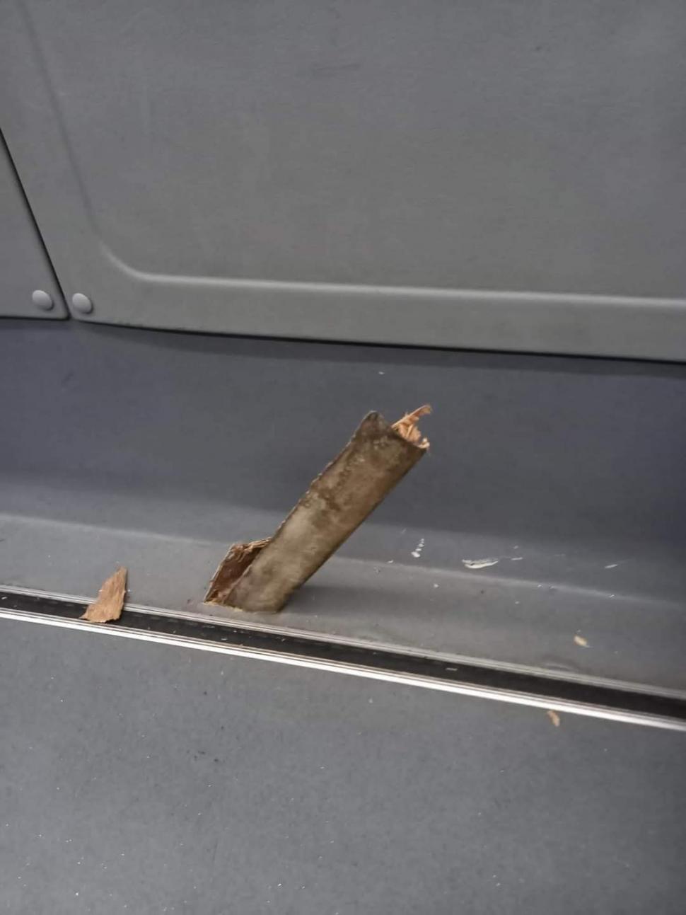 Călători în pericol! O bucată de șină de tramvai a străpuns podeaua unui autobuz din București 840969