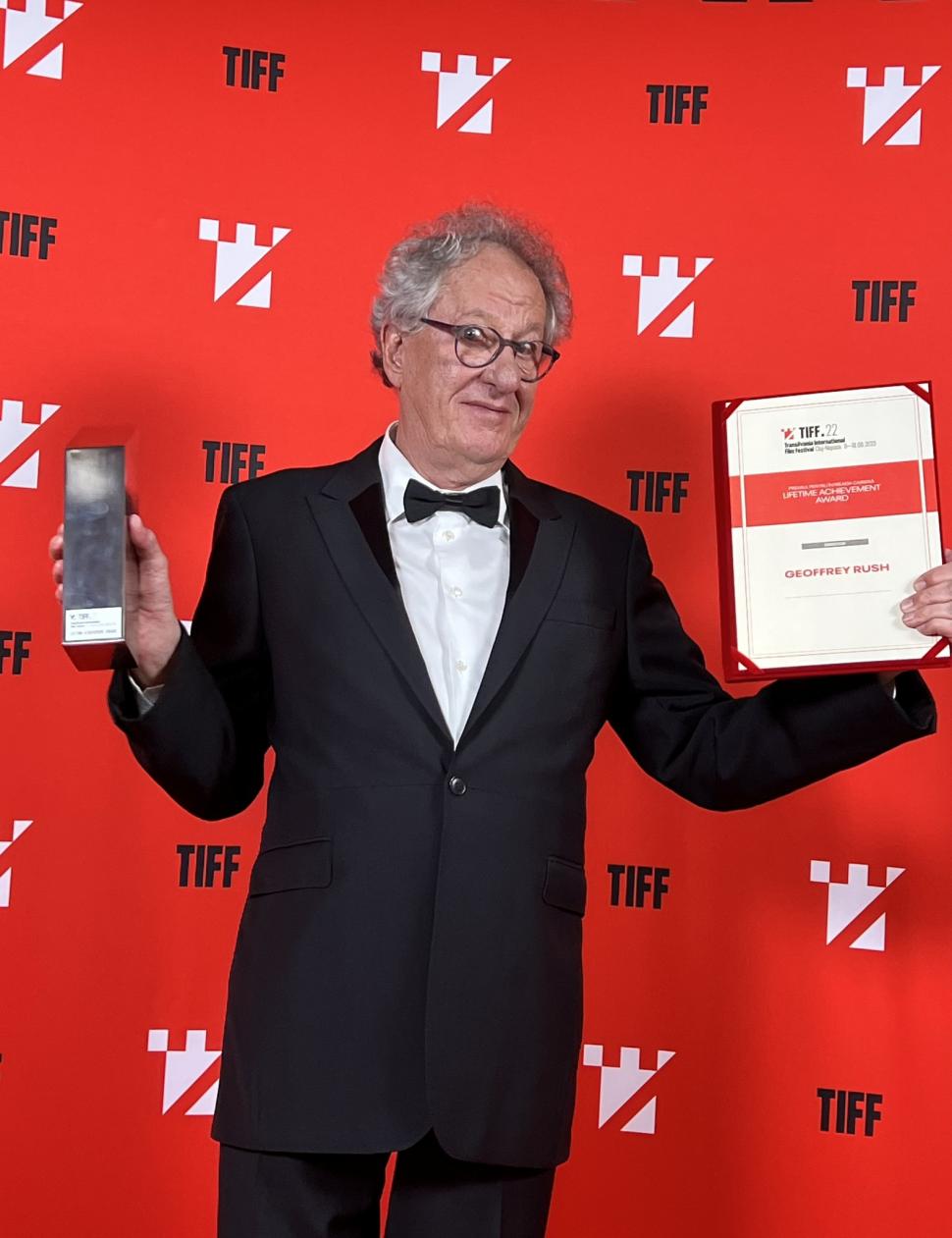 Geoffrey Rush a făcut senzație la Gala Premiilor TIFF, în Cluj-Napoca, cu discursul său în limba română: ”Salut, Caracal” 840988