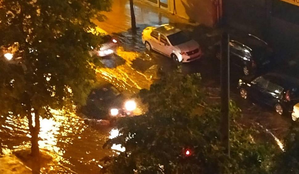 Străzi inundate în București, în urma codului galben de ploi și vijelii. Mașinile abia pot circula. "Ne plimbăm cu barca prin cartier" 840931
