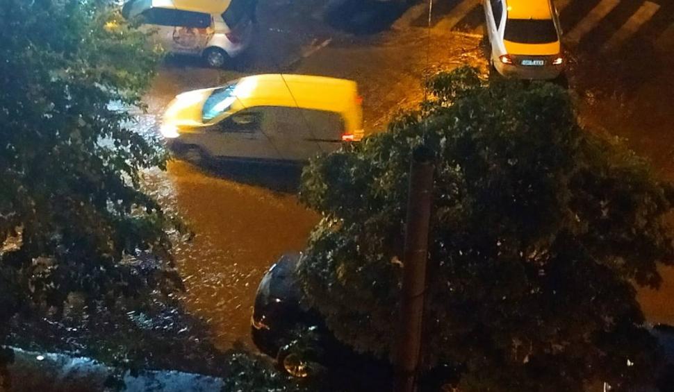 Străzi inundate în București, în urma codului galben de ploi și vijelii. Mașinile abia pot circula. "Ne plimbăm cu barca prin cartier" 840932