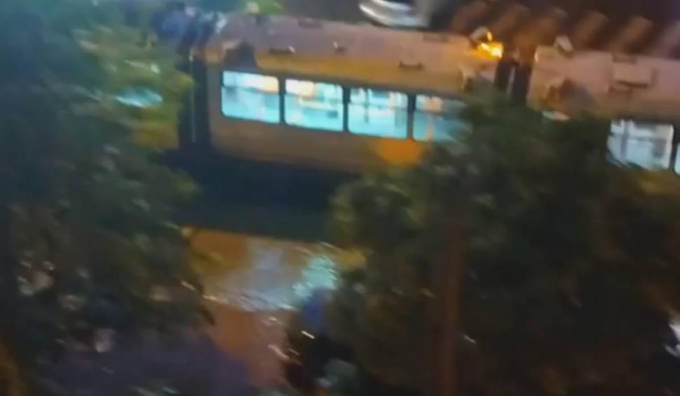 Străzi inundate în București, în urma codului galben de ploi și vijelii. Mașinile abia pot circula. "Ne plimbăm cu barca prin cartier" 840933