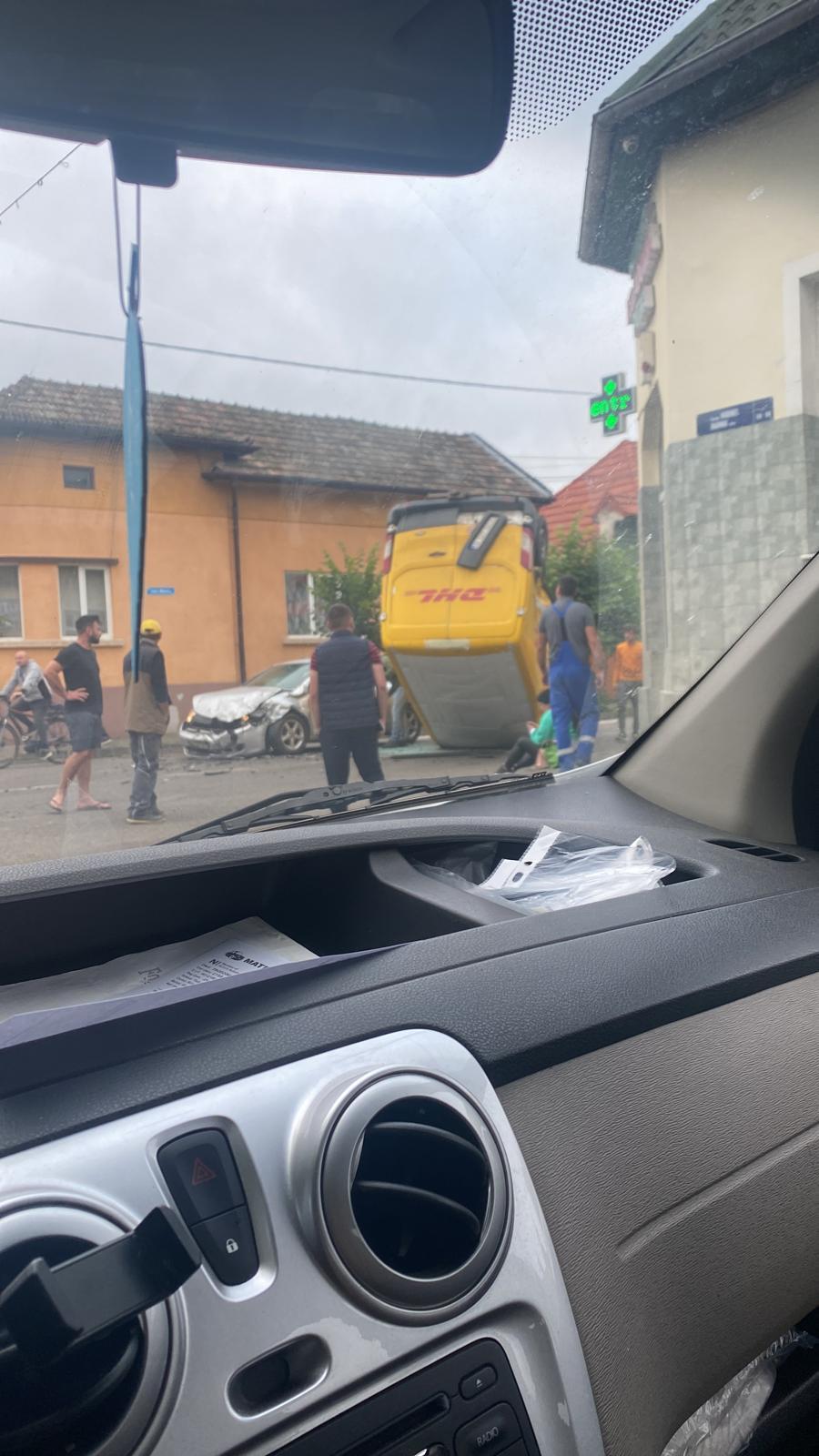 Accident grav, cu trei mașini, după ce un șofer nu a oprit la STOP, într-o intersecție din Hădăreni, Mureș 841119