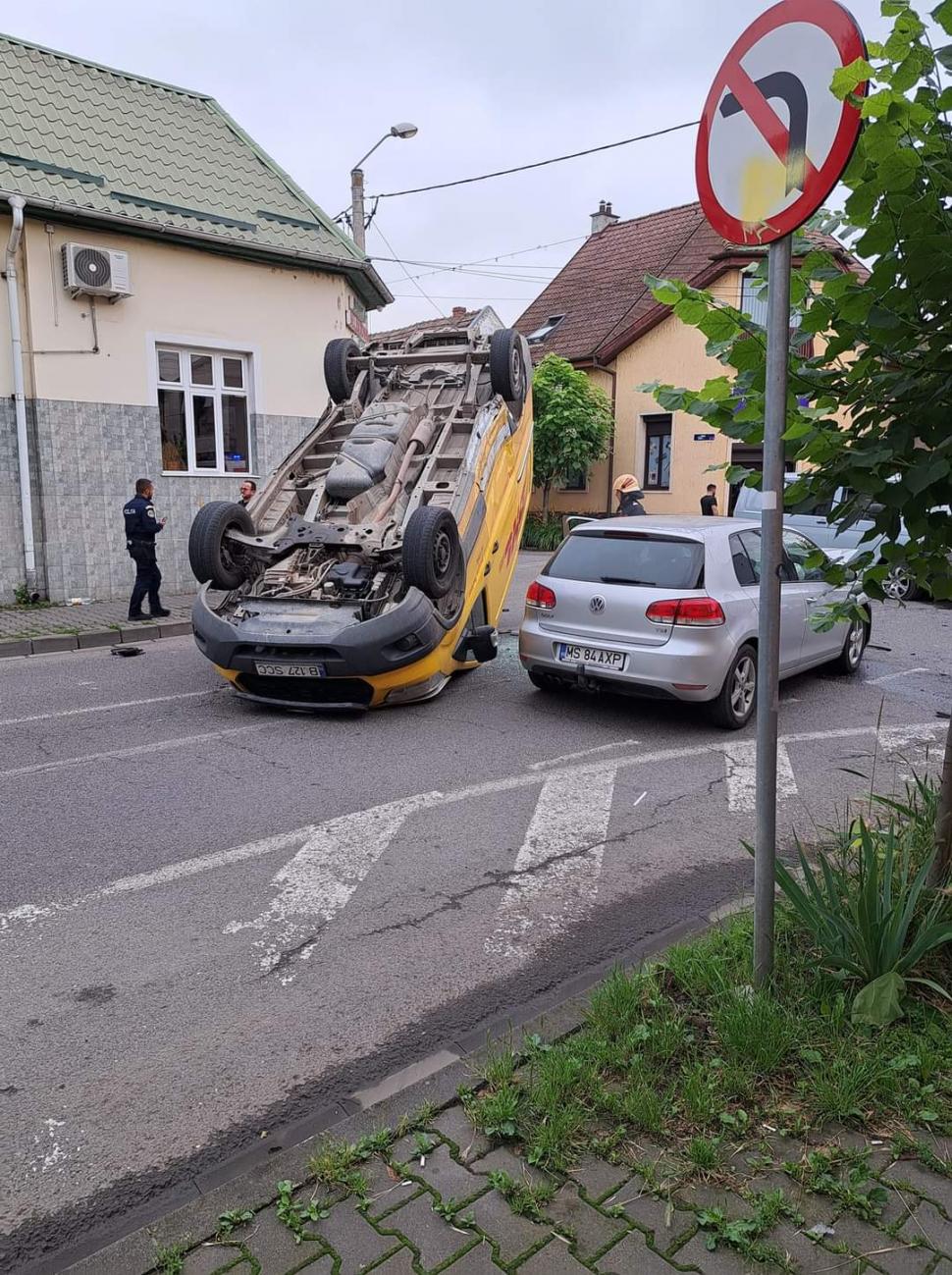 Accident grav, cu trei mașini, după ce un șofer nu a oprit la STOP, într-o intersecție din Hădăreni, Mureș 841120