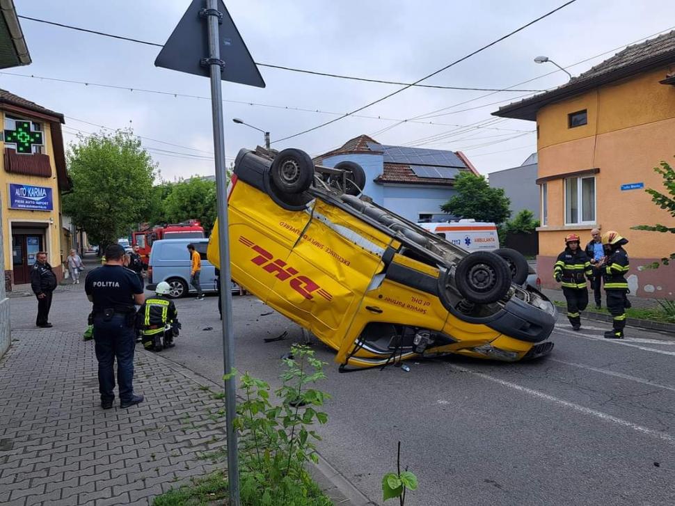Accident grav, cu trei mașini, după ce un șofer nu a oprit la STOP, într-o intersecție din Hădăreni, Mureș 841121