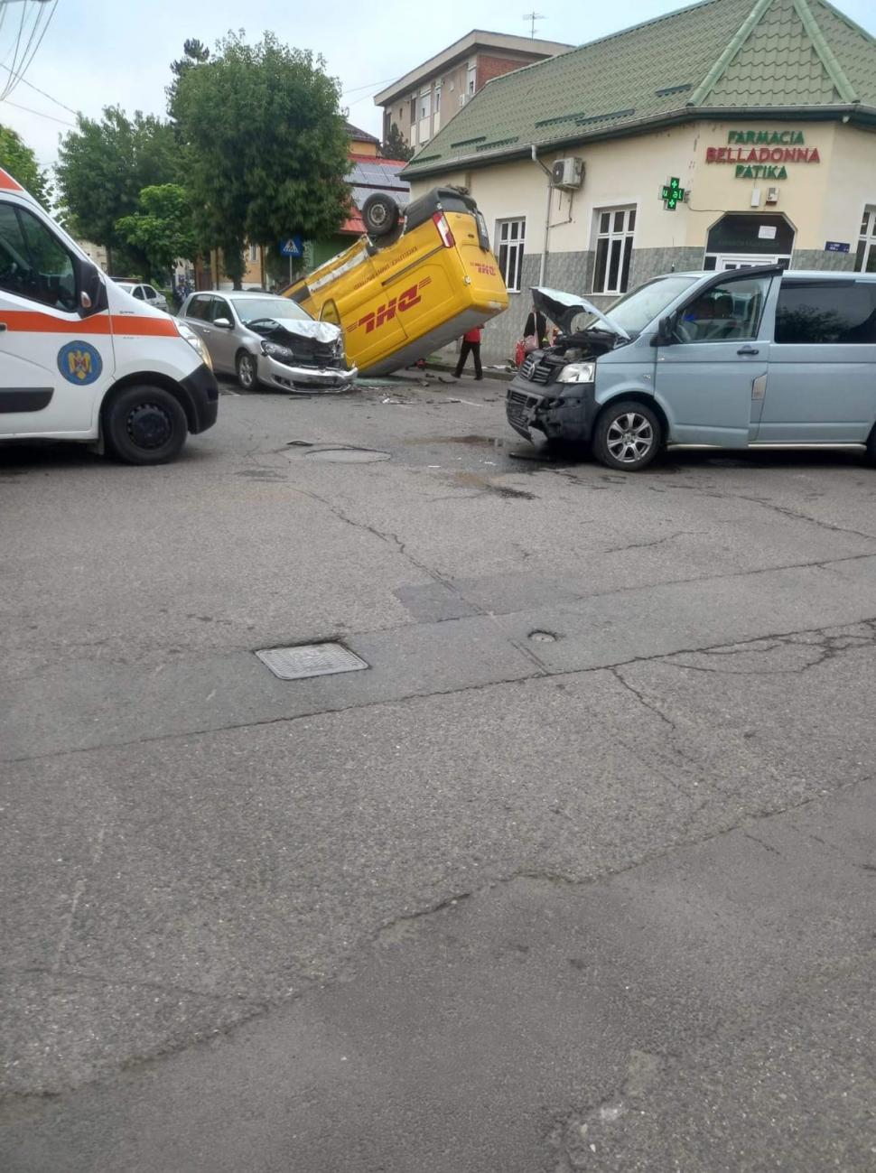 Accident grav, cu trei mașini, după ce un șofer nu a oprit la STOP, într-o intersecție din Hădăreni, Mureș 841122