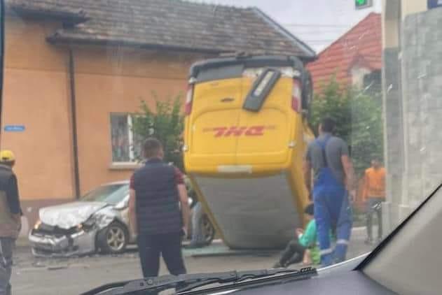 Accident grav, cu trei mașini, după ce un șofer nu a oprit la STOP, într-o intersecție din Hădăreni, Mureș 841123