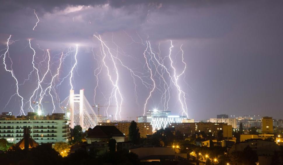 Atenţionare meteo imediată. Lista noilor localităţi afectate de vijelii, grindină şi descărcări electrice 841264