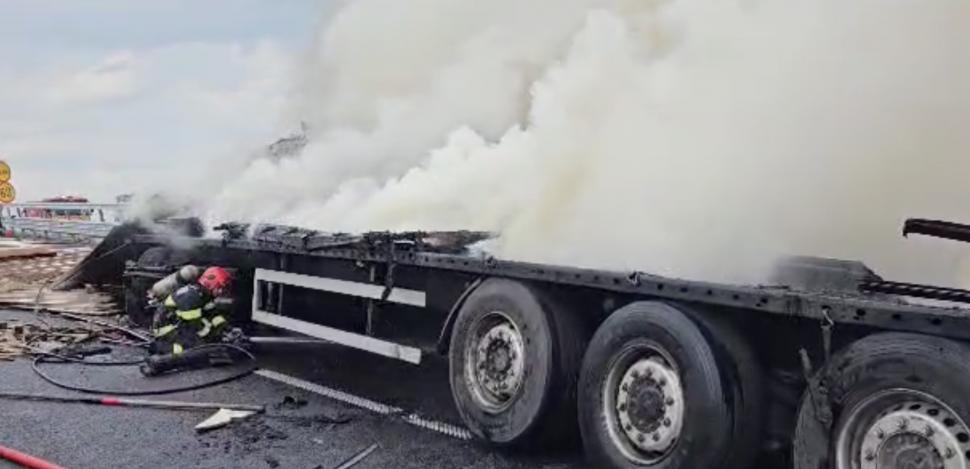 Incendiu pe autostrada A10 Sebeș – Turda | Un camion s-a făcut scrum 841224