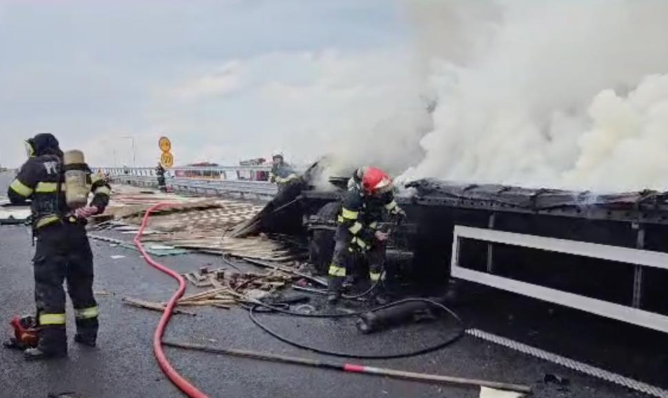 Incendiu pe autostrada A10 Sebeș – Turda | Un camion s-a făcut scrum 841225