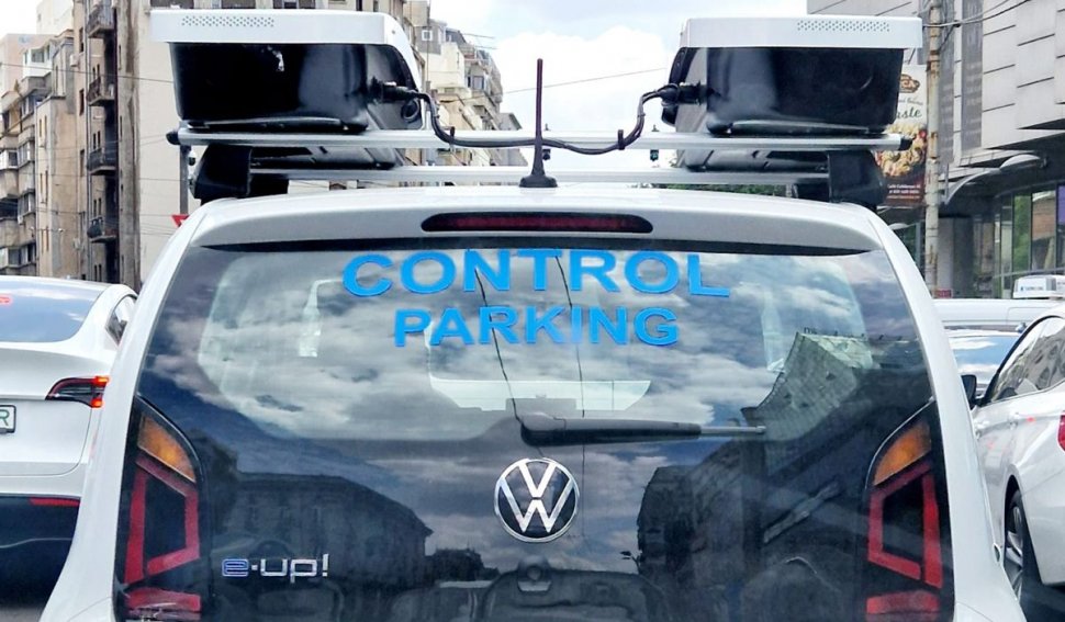 Maşina albă cu camere de la Control Parking, care se plimbă prin Bucureşti şi verifică şoferii dacă au plătit parcarea, surprinsă în trafic