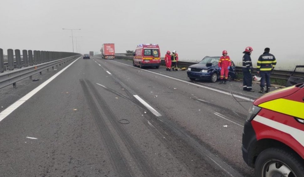 Mașină oprită pe banda unu a autostrăzii, lovită în plin de un TIR, lângă Sibiu. O femeie a ajuns la spital în stare gravă