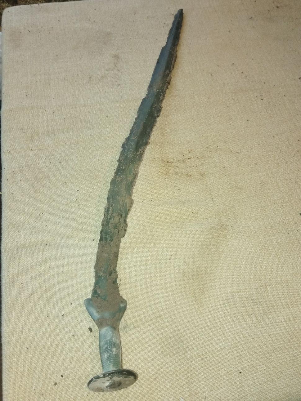 Sabie antică, găsită de un bărbat într-o pădure din Zalău | Este asemănătoare cu cea găsită în Germania 841300