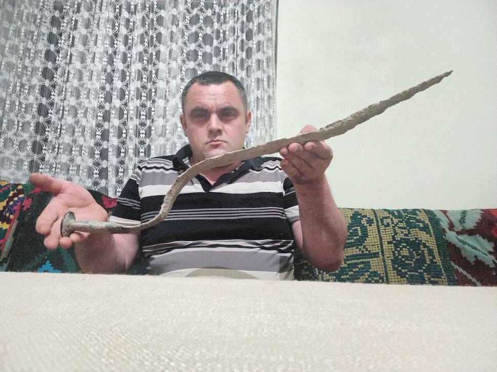 Sabie antică, găsită de un bărbat într-o pădure din Zalău | Este asemănătoare cu cea găsită în Germania 841301