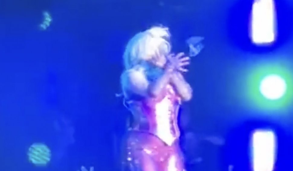 Cântăreață celebră, coborâtă de pe scenă după ce a fost lovită cu un telefon în cap, în timpul unui concert