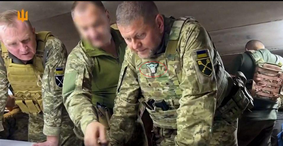 "Forța să fie cu voi" | Detaliul neobișnuit de pe vesta militară a generalului Valeri Zalujnîi, comandantul armatei ucrainene 841395